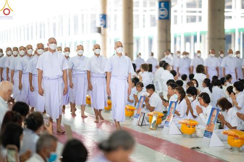 ภาพ No.84112:พิธีเวียนประทักษิณ พิธีวันทาเจดีย์ พิธีขอขมา และมอบผ้าไตร  ในโครงการบรรพชาอุปสมบทหมู่ธรรมทายาทรุ่นเข้าพรรษา และโครงการบรรพชาสามเณรโรงเรียนนานาชาติ รุ่นที่12 ในวันเสาร์ที่ 22 กรกฎาคม พ.ศ. 2566