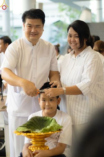 ภาพ No.78455:พิธีตัดปอยผม โครงการหน่อแก้วเปรียญธรรมรุ่นที่ 11  วันที่ 26 มีนาคม พ.ศ.2566  ณ หมู่กุฏิสามเณร อาคารค่ายจองแชมป์ วัดพระธรรมกาย