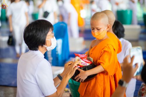 ภาพ No.82991:พิธีตักบาตร ณ บ้านแก้วเรือนทองคุณยายอาจารย์ฯ พิธีบูชาข้าวพระ ณ สภาธรรมกายสากล วัดพระธรรมกาย ในวันอาทิตย์ต้นเดือนที่ 2 ก.ค. พ.ศ.2566