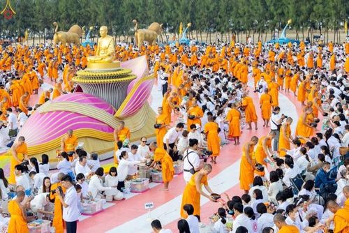 ภาพ No.302726:วันที่ 24 มกราคม พ.ศ. 2569 พิธีตักบาตรพระธรรมยาตรา(ภาพชุดที่ 2) ณ อนุสรณ์สถานลำดับที่ 5 สถานที่เผยแผ่วิชชาธรรมกายครั้งแรก อนุสรณ์สถานบางปลา วัดบางปลา อำเภอบางเลน จังหวัดนครปฐม ในโครงการธรรมยาตรา กตัญญูบูชา มหาปูชนียาจารย์ พระมงคลเทพมุนี(สด จนฺทสโร) พระผู
