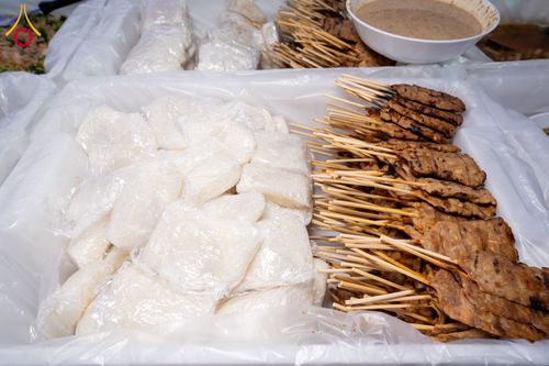 ภาพ No.292658:วันที่ 12 มกราคม พ.ศ. 2569 พิธีถวายภัตตาหารเป็นสังฆทาน แด่พระธรรมยาตรา ณ อนุสรณ์สถานมหาวิหารพระมงคลเทพมุนี (โลตัสแลนด์) อ.สองพี่น้อง จ.สุพรรณบุรี ในโครงการธรรมยาตรา กตัญญูบูชา มหาปูชนียาจารย์ พระมงคลเทพมุนี(สด จนฺทสโร) พระผู้ปราบมาร อนุสรณ์สถาน 7 แห่ง ปี