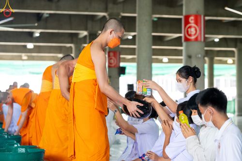 ภาพ No.82894:พิธีตักบาตรฉลองพระบวชใหม่  โครงการธรรมทายาทอุปสมบทหมู่อุดมศึกษา  รุ่นที่50 ภาคฤดูฝน วันเสาร์ที่ 24 มิถุนายน พ.ศ.2566 ณ มหารัตนวิหารคด คอร์ 6 วัดพระธรรมกาย