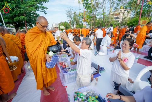 ภาพ No.314001:วันอาทิตย์ที่ 14 มีนาคม พ.ศ. 2569 ทำบุญเมืองหาดใหญ่ตักบาตรพระ 1,109 รูป เติมบุญใหญ่ หลังวิกฤตมหาอุทกภัย ณ ซุ้มประตูไชน่าทาวน์ ถนนศุภสารรังสรรค์ อ.หาดใหญ่ จ.สงขลา