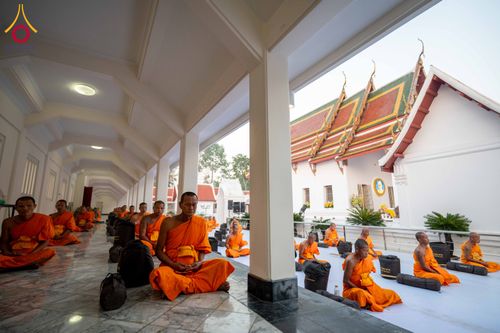 ภาพ No.297306:วันที่ 15 มกราคม พ.ศ.2569 พระธรรมยาตราปฏิบัติธรรมและถ่ายภาพหมู่ประวัติศาสตร์ อนุสรณ์สถานลำดับที่ 4 สถานที่เกิดด้วยกายธรรม  ณ วัดโบสถ์บน ต.บางคูเวียง จ.นนทบุรี ในโครงการธรรมยาตรา กตัญญูบูชา มหาปูชนียาจารย์ พระมงคลเทพมุนี(สด จนฺทสโร) พระผู้ปราบมาร อนุสรณ์ส