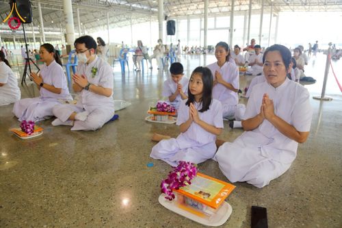 ภาพ No.215243:วันอาทิตย์ต้นเดือนที่ 6 เมษายน พ.ศ. 2568 พิธีตักบาตรข้าวสารอาหารแห้ง ณ บ้านแก้วเรือนทองคุณยาย สภาธรรมกายสากล วัดพระธรรมกาย