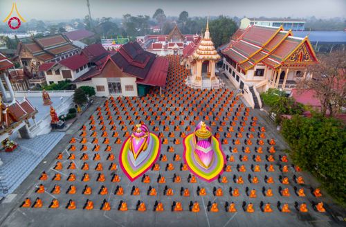 ภาพ No.297331:วันที่ 15 มกราคม พ.ศ.2569 พระธรรมยาตราปฏิบัติธรรมและถ่ายภาพหมู่ประวัติศาสตร์ อนุสรณ์สถานลำดับที่ 4 สถานที่เกิดด้วยกายธรรม  ณ วัดโบสถ์บน ต.บางคูเวียง จ.นนทบุรี ในโครงการธรรมยาตรา กตัญญูบูชา มหาปูชนียาจารย์ พระมงคลเทพมุนี(สด จนฺทสโร) พระผู้ปราบมาร อนุสรณ์ส