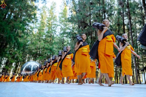 ภาพ No.288477:วันที่ 4 มกราคม พ.ศ. 2569 พระธรรมยาตราปฏิบัติธรรม และถ่ายภาพหมู่ประวัติศาสตร์ ในโครงการธรรมยาตรา กตัญญูบูชา มหาปูชนียาจารย์ พระมงคลเทพมุนี(สด จนฺทสโร) พระผู้ปราบมาร อนุสรณ์สถาน 7 แห่ง ปีที่ 14 ณ อนุสรณ์สถานมหาวิหารพระมงคลเทพมุนี (โลตัสแลนด์) อ.สองพี่น้อง