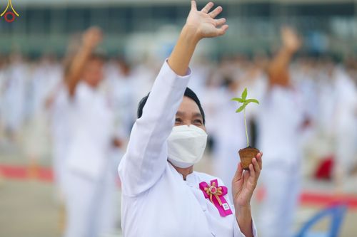 ภาพ No.90113:พิธีปลูกทรัพย์บานชื่น  เนื่องใน 139 ปี วันคล้ายวันเกิดด้วยรูปกายเนื้อ พระมงคลเทพมุนี (สด จนฺทสโร) พระผู้ปราบมาร วันอังคารที่ 10 ตุลาคม พ.ศ. 2566 ณ วัดพระธรรมกาย จ.ปทุมธานี