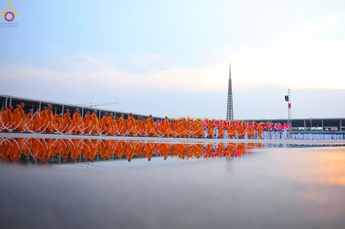 ภาพ No.79090:พิธีอัญเชิญองค์พระบรมพุทธเจ้า 24 องค์ เวียนประทักษิณรอบพระมหาธรรมกายเจดีย์ ณ วัดพระธรรมกาย  วันที่ 2 เมษายน พ.ศ. 2566