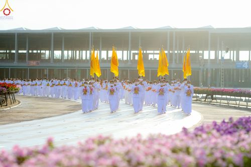 ภาพ No.82651:พิธีเวียนประทักษิณ, พิธีวันทาเจดีย์ ณ มหาธรรมกายเจดีย์  พิธีบรรพชาหมู่พระพี่เลี้ยงเข้าพรรษา, ธรรมทายาทอุดมศึกษา รุ่นที่ 50(ภาคฤดูฝน) และธรรมทายาทพุทธศาสตร์สากล รุ่นที่ 7 (ภาคฤดูฝน) วันเสาร์ที่ 17 มิถุนายน พ.ศ. 2566 ณ  โบสถ์พระไตรปิฎก วัดพระธรรมกาย จ.ปทุม