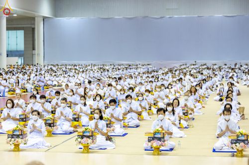 ภาพ No.84452:พิธีถวายผ้าอาบน้ำฝนและประทีปโคมไฟ ในวันอาสาฬหบูชา ณ ห้องแก้วสารพัดนึก 1 วัดพระธรรมกาย วันอังคารที่ 1 สิงหาคม พ.ศ. 2566