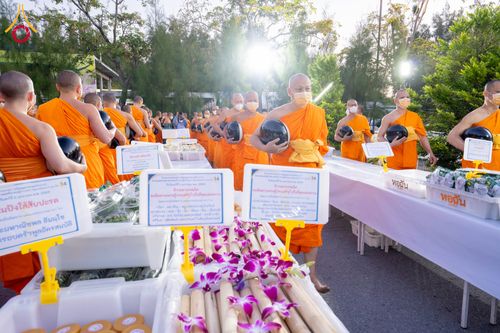 ภาพ No.288361:วันที่ 5 มกราคม พ.ศ. 2569 พิธีถวายภัตตาหารเป็นสังฆทาน แด่พระธรรมยาตรา ในโครงการธรรมยาตรา กตัญญูบูชา มหาปูชนียาจารย์ พระมงคลเทพมุนี(สด จนฺทสโร) พระผู้ปราบมาร อนุสรณ์สถาน 7 แห่ง ปีที่ 14 ณ อนุสรณ์สถานมหาวิหารพระมงคลเทพมุนี (โลตัสแลนด์) อ.สองพี่น้อง จ.สุพรร