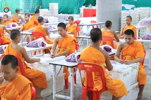 ภาพ No.303225:วันที่ 15-21 มกราคม พ.ศ.2569 ปลิดกลีบดอกเบญจทรัพย์ เพื่อโปรยต้อนรับพระธรรมยาตรา ในโครงการธรรมยาตรา กตัญญูบูชา มหาปูชนียาจารย์ พระมงคลเทพมุนี(สด จนฺทสโร) พระผู้ปราบมาร อนุสรณ์สถาน 7 แห่ง ปีที่ 14 ณ วิหารคด วัดพระธรรมกาย