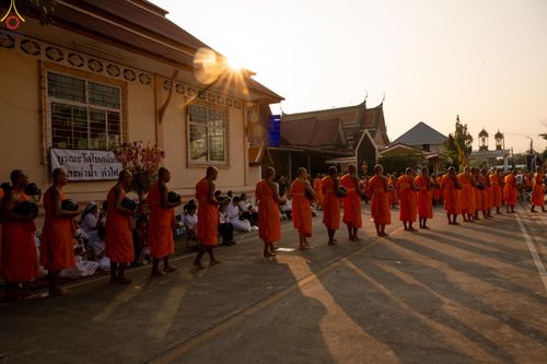 ภาพ No.297609:วันที่ 18 มกราคม พ.ศ. 2569 พิธีตักบาตรพระธรรมยาตรา ณ วัดโบสถ์บน ต.บางคูเวียง จ.นนทบุรี อนุสรณ์สถานลำดับที่ 4 สถานที่เกิดด้วยกายธรรม ในโครงการธรรมยาตรา กตัญญูบูชา มหาปูชนียาจารย์ พระมงคลเทพมุนี(สด จนฺทสโร) พระผู้ปราบมาร อนุสรณ์สถาน 7 แห่ง ปีที่ 14