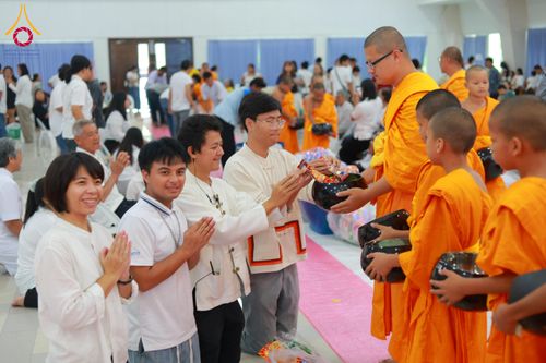 ภาพ No.321899:วันที่ 12 เมษายน พ.ศ.2569 ตักบาตรสงกรานต์ฉลองสามเณรใหม่  ณ ศูนย์ปฏิบัติธรรมระยอง(บ้านช่องลม)