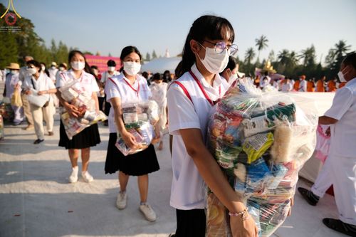 ภาพ No.70632:พิธีตักบาตรพระธรรมยาตราฯ ในโครงการธรรมยาตรากตัญญูบูชา มหาปูชนียาจารย์ พระมงคลเทพมุนี(สด จนฺทสโร) พระผู้ปราบมาร ปีที่ 11 ณ อนุสรณ์สถานลำดับที่ 2 สถานที่ตั้งมโนปณิธานบวชตลอดชีวิต อนุสรณ์สถานคลองบางนางแท่น อ.สามพราน จ.นครปฐม วันที่ 14 มกราคม พ.ศ. 2566