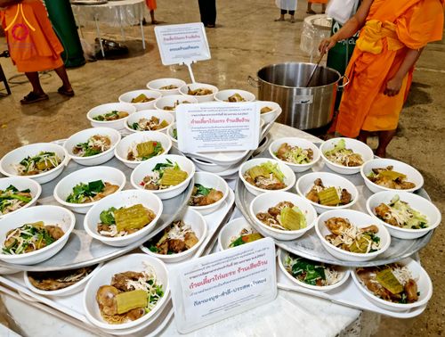 ภาพ No.121285:พิธีถวายภัตตาหารเป็นสังฆทาน แด่คณะพระธรรมยาตราฯ ในโครงการธรรมยาตรากตัญญูบูชา มหาปูชนียาจารย์ พระมงคลเทพมุนี(สด จนฺทสโร) พระผู้ปราบมาร อนุสรณ์สถาน 7 แห่ง ปีที่ 12 วันที่ 30 มกราคม พ.ศ. 2567 ณ สภาธรรมกายสากล วัดพระธรรมกาย
