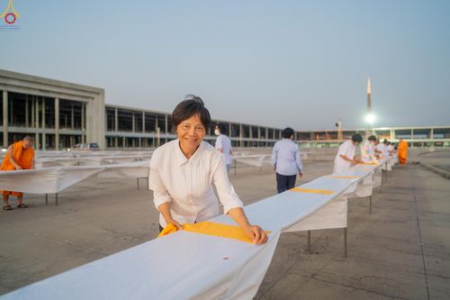 ภาพ No.321204:วันที่ 10-11 เมษายน พ.ศ.2569 การเตรียมกล่องไทยธรรม และการติดผ้ารับประเคน เพื่องานถวายมหาสังฆทาน 40,000 กว่าวัดทั่วประเทศ วันคุ้มครองโลก 22 เมษายน พ.ศ.2569 วัดพระธรรมกาย