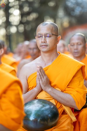 ภาพ No.289301:วันที่ 7 มกราคม พ.ศ. 2569 พิธีตักบาตรพระธรรมยาตรา ณ อนุสรณ์สถานลำดับที่ 1 สถานที่เกิดด้วยรูปกายเนื้อ อนุสรณ์สถานมหาวิหารพระมงคลเทพมุนี (โลตัสแลนด์) อ.สองพี่น้อง จ.สุพรรณบุรี ในโครงการธรรมยาตรา กตัญญูบูชา มหาปูชนียาจารย์ พระมงคลเทพมุนี(สด จนฺทสโร) พระผู้ป