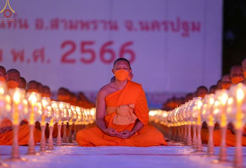 ภาพ No.70279:พิธีจุดประทีปถวายเป็นพุทธบูชา และบูชาธรรมมหาปูชนียาจารย์ ในโครงการธรรมยาตรากตัญญูบูชา มหาปูชนียาจารย์ พระมงคลเทพมุนี(สด จนฺทสโร) พระผู้ปราบมาร ปีที่ 11 ณ อนุสรณ์สถานลำดับที่ 2 สถานที่ตั้งมโนปณิธานบวชตลอดชีวิต อนุสรณ์สถานคลองบางนางแท่น อ.สามพราน จ.นครปฐม 