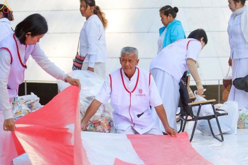 ภาพ No.300556:ภาพเบื้องหลังอาสาสมัครรวมใจ ชุดที่ 3 ในโครงการธรรมยาตรา กตัญญูบูชา มหาปูชนียาจารย์ พระมงคลเทพมุนี(สด จนฺทสโร) พระผู้ปราบมาร อนุสรณ์สถาน 7 แห่ง ปีที่ 14