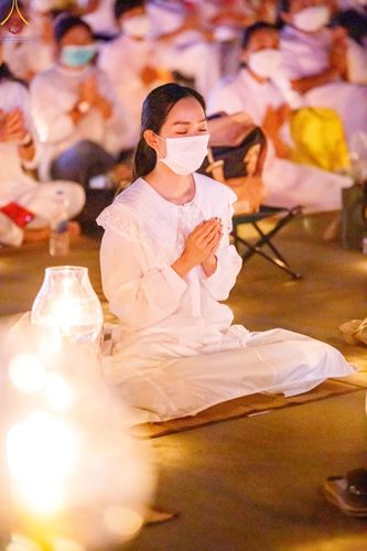 ภาพ No.73494:พิธีจุดประทีปถวายเป็นพุทธบูชา และบูชาธรรมมหาปูชนียาจารย์ ในโครงการธรรมยาตรากตัญญูบูชา มหาปูชนียาจารย์ พระมงคลเทพมุนี(สด จนฺทสโร) พระผู้ปราบมาร ปีที่ 11 ณ อนุสรณ์สถานลำดับที่ 4 สถานที่เกิดด้วยกายธรรม วัดโบสถ์ (บน) บางคูเวียง อ.บางกรวย จ.นนทบุรี วันที่ 21 