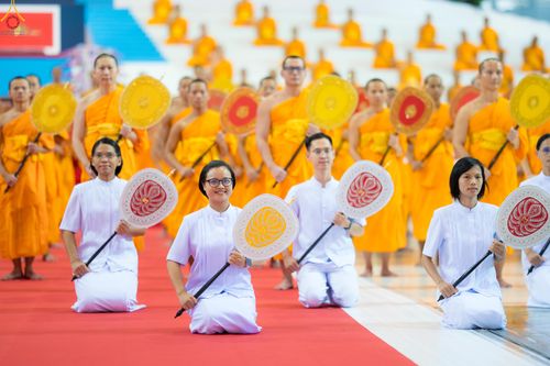 ภาพ No.339050:วันอาทิตย์ที่ 12 กรกฎาคม พ.ศ.2569 พิธีมุทิตาผู้สอบได้เปรียญธรรม ประโยค 1-2 ถึง ป.ธ.9 และ บ.ศ.1-2 ถึง บ.ศ.6 สำนักศาสนศึกษาวัดพระธรรมกาย ประจำปี 2569, พิธีมอบตราตั้งแต่งตั้งอาจารย์ใหญ่ สำนักศาสนศึกษาวัดพระธรรมกาย
