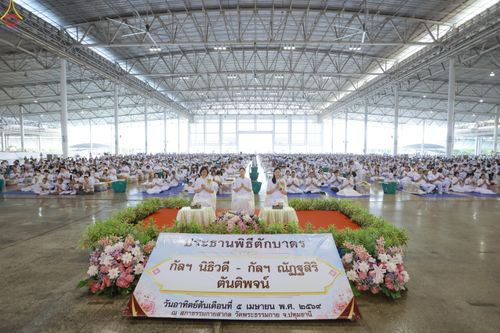 ภาพ No.318128:วันอาทิตย์ต้นเดือนที่ 5 เมษายน พ.ศ.2569 พิธีตักบาตร ณ บ้านแก้วเรือนทองคุณยายอาจารย์ฯ วัดพระธรรมกาย