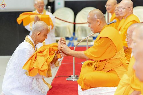 ภาพ No.330762:วันวิสาขบูชา อาทิตย์ที่ 31 พฤษภาคม พ.ศ.2569 พิธีบรรพชาสามเณรอุบาสก 11 ท่าน , พิธีถวายบาตรผ้าไตร และจตุปัจจัยไทยธรรม แด่สามเณร , พิธีอุปสมบทอุทิศชีวิต , พิธีกล่าวคำกัปปิยภัณฑ์  ณ อุโบสถพระไตรปิฎก วัดพระธรรมกาย จังหวัดปทุมธานี
