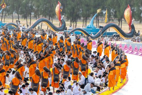 ภาพ No.299655:วันที่ 18 มกราคม พ.ศ. 2569 พิธีต้อนรับพระธรรมยาตรา (ภาพชุดที่ 2) ณ อนุสรณ์สถานลำดับที่ 5  สถานที่เผยแผ่วิชชาธรรมกายครั้งแรก อนุสรณ์สถานบางปลา วัดบางปลา อำเภอบางเลน จังหวัดนครปฐม ในโครงการธรรมยาตรา กตัญญูบูชา มหาปูชนียาจารย์ พระมงคลเทพมุนี(สด จนฺทสโร) พระ