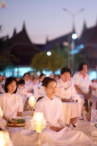 ภาพ No.294082:วันที่ 13 มกราคม พ.ศ. 2569 พิธีจุดประทีปถวายเป็นพุทธบูชา และบูชาธรรมมหาปูชนียาจารย์  (ภาพชุดที่ 2) ณ วัดสองพี่น้อง ต.ต้นตาล อ.สองพี่น้อง จ.สุพรรณบุรี ในโครงการธรรมยาตรา กตัญญูบูชา มหาปูชนียาจารย์ พระมงคลเทพมุนี(สด จนฺทสโร) พระผู้ปราบมาร อนุสรณ์สถาน 7 แห่