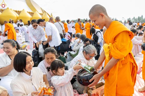 ภาพ No.302699:วันที่ 24 มกราคม พ.ศ. 2569 พิธีตักบาตรพระธรรมยาตรา(ภาพชุดที่ 2) ณ อนุสรณ์สถานลำดับที่ 5 สถานที่เผยแผ่วิชชาธรรมกายครั้งแรก อนุสรณ์สถานบางปลา วัดบางปลา อำเภอบางเลน จังหวัดนครปฐม ในโครงการธรรมยาตรา กตัญญูบูชา มหาปูชนียาจารย์ พระมงคลเทพมุนี(สด จนฺทสโร) พระผู
