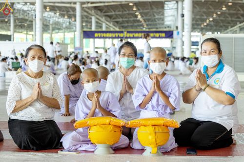 ภาพ No.79385:พิธีขอขมา มอบบาตรและผ้าไตร ในโครงการบรรพชาสามเณรฟื้นฟูพระพุทธศาสนาทั่วไทย โครงการอบรมยุวธรรมทายาท มัชฌิมธรรมทายาท และธรรมทายาทรุ่นอุดมศึกษา ณ สภาธรรมกายสากล วัดพระธรรมกาย วันเสาร์ที่ 1 เมษายน พ.ศ. 2566