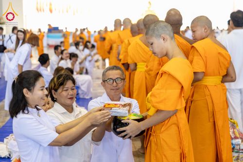 ภาพ No.308283:วันที่ 1  กุมภาพันธ์ พ.ศ. 2569 พิธีตักบาตรข้าวสารอาหารแห้ง ณ บ้านแก้วเรือนทองคุณยาย สภาธรรมกายสากล วัดพระธรรมกาย