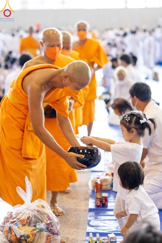 ภาพ No.78864:พิธีตักบาตร ข้าวสารอาหารแห้ง พิธีบูชาข้าวพระ ในวันอาทิตย์ต้นเดือนที่ 2 เมษายน พ.ศ. 2566