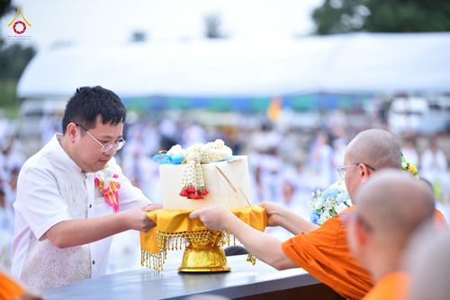 ภาพ No.346625:วันอาทิตย์ที่ 30 สิงหาคม พ.ศ.2569 พิธีทอดผ้าป่า สวดธรรมจักรกัปปวัตนสูตรกลั่นแผ่นดินโปรยรัตนชาติ  สถาปนาองค์พระเจดีย์เพื่อสร้างสันติภาพโลก  ณ ศูนย์ปฏิบัติธรรมพนมสารคาม (เพชรตะวัน) จังหวัดฉะเชิงเทรา