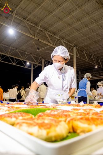 ภาพ No.303449:วันที่ 27 มกราคม พ.ศ. 2569 พิธีถวายภัตตาหารเป็นสังฆทาน แด่พระธรรมยาตรา ณ วัดพระธรรมกาย  จังหวัดปทุมธานี ในโครงการธรรมยาตรา กตัญญูบูชา มหาปูชนียาจารย์ พระมงคลเทพมุนี(สด จนฺทสโร) พระผู้ปราบมาร อนุสรณ์สถาน 7 แห่ง ปีที่ 14