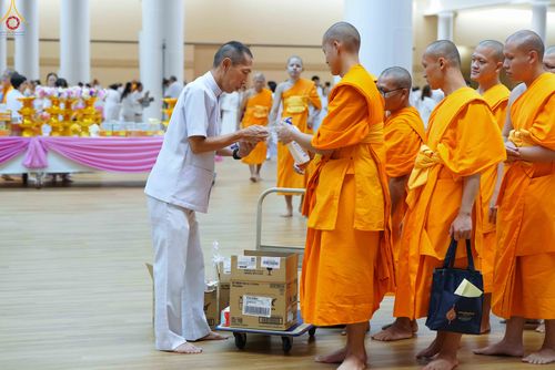 ภาพ No.343720:วันที่ 16 สิงหาคม พ.ศ.2569 พิธีถวายคิลานเภสัช และอุปกรณ์ทางการแพทย์ ณ ห้องแก้วสารพัดนึก2 วัดพระธรรมกาย