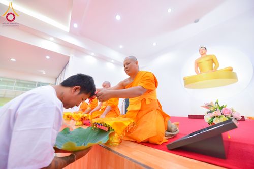 ภาพ No.285118:วันเสาร์ที่ 6 ธันวาคม พ.ศ.2568  พิธีอุปสมบทธรรมทายาท โครงการบรรพชาอุปสมบทหมู่  รุ่นบูชาธรรมมหาปูชนียาจารย์ ประจำปี 2568 ศูนย์ปฏิบัติธรรมและศูนย์อบรมเยาวชนเพชรบุรี อ.ท่ายาง จ.เพชรบุรี ณ วัดศีลคุณาราม อ.เขาย้อย เพชรบุรี