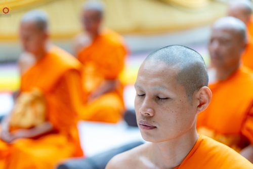 ภาพ No.288492:วันที่ 4 มกราคม พ.ศ. 2569 พระธรรมยาตราปฏิบัติธรรม และถ่ายภาพหมู่ประวัติศาสตร์ ในโครงการธรรมยาตรา กตัญญูบูชา มหาปูชนียาจารย์ พระมงคลเทพมุนี(สด จนฺทสโร) พระผู้ปราบมาร อนุสรณ์สถาน 7 แห่ง ปีที่ 14 ณ อนุสรณ์สถานมหาวิหารพระมงคลเทพมุนี (โลตัสแลนด์) อ.สองพี่น้อง