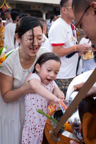 ภาพ No.343215:วันอาทิตย์ที่ 16 สิงหาคม พ.ศ.2569 พิธีตักบาตรพระ 10,000 รูป นานาชาติ ปีที่ 23 คณะสงฆ์ 4 ประเทศ 14 จังหวัดภาคใต้ น้อมถวายเป็นพุทธบูชา ทำบุญเพื่อแม่- พ่อ ณ ถนนนิพัทธ์อุทิศ 3 อ.หาดใหญ่ จ.สงขลา