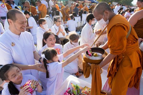 ภาพ No.282717:วันเสาร์ที่ 20 ธันวาคม พ.ศ.2568 พิธีตักบาตรพระ 10,000 รูป (ชุด 2) เนื่องในโอกาส 194 ปี จังหวัดกาญจนบุรี และอุทิศส่วนกุศลให้แด่บรรพชนทั้งหลาย บริเวณถนนสองแคว (Skywalk) เมืองกาญจนบุรี