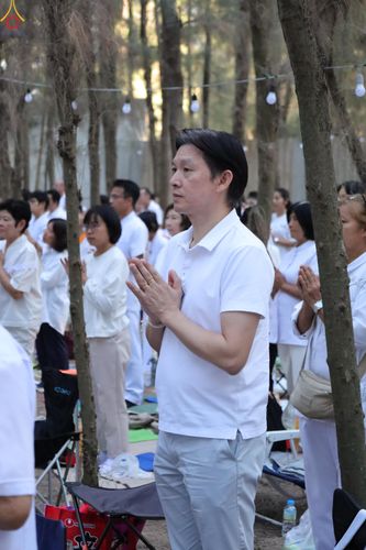 ภาพ No.289116:วันที่ 6 มกราคม พ.ศ. 2569 พิธีจุดประทีปถวายเป็นพุทธบูชา และบูชาธรรมมหาปูชนียาจารย์ ณ อนุสรณ์สถานมหาวิหารพระมงคลเทพมุนี (โลตัสแลนด์) อ.สองพี่น้อง จ.สุพรรณบุรี ในโครงการธรรมยาตรา กตัญญูบูชา มหาปูชนียาจารย์ พระมงคลเทพมุนี(สด จนฺทสโร) พระผู้ปราบมาร อนุสรณ์สถ