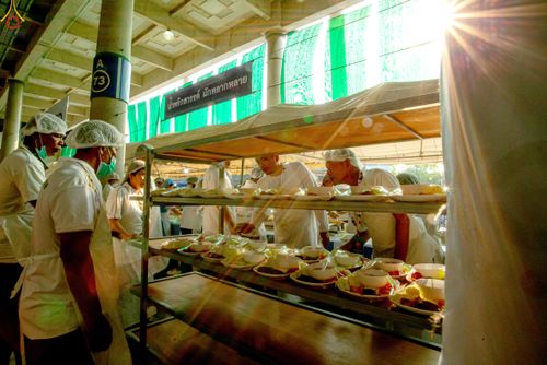 ภาพ No.325713:วันที่ 22 เมษายน พ.ศ.2569(วันคุ้มครองโลก) งานถวายมหาสังฆทาน 40,000 กว่าวัดทั่วประเทศ เจ้าหน้าที่ สาธุชน ร่วมใจจัดเตรียมภัตตาหารเพล (ชุด 2)