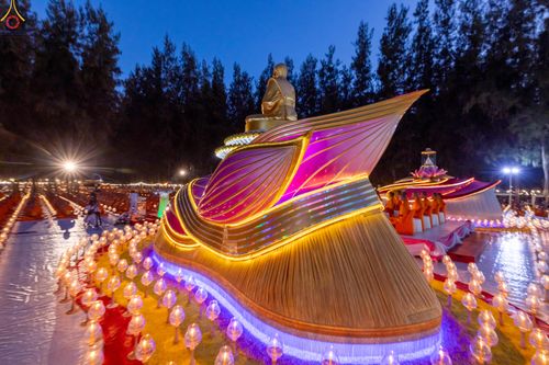 ภาพ No.290173:วันที่ 6 มกราคม พ.ศ. 2569 พิธีจุดประทีปถวายเป็นพุทธบูชา และบูชาธรรมมหาปูชนียาจารย์ (ภาพชุดที่ 2) ณ อนุสรณ์สถานมหาวิหารพระมงคลเทพมุนี (โลตัสแลนด์) อ.สองพี่น้อง จ.สุพรรณบุรี ในโครงการธรรมยาตรา กตัญญูบูชา มหาปูชนียาจารย์ พระมงคลเทพมุนี(สด จนฺทสโร) พระผู้ปรา