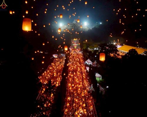 ภาพ No.224697:วันจันทร์ที่ 12 พฤษภาคม พ.ศ. 2568  ชาวพุทธในอินโดนีเซีย ร่วมฉลองวิสาขบูชาจุดประทีปกว่า 200,000 ดวง ณ พระมหาเจดีย์บรมพุทโธ  เจริญพุทธมนต์ถวาย “พระวชิรเกล้าเจ้าอยู่หัว”