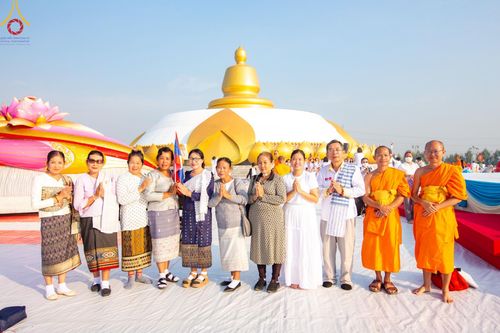 ภาพ No.201246:พิธีตักบาตรพระธรรมยาตรา ณ อนุสรณ์สถานลำดับที่ 5 สถานที่เผยแผ่วิชชาธรรมกายครั้งแรก อนุสรณ์สถานบางปลา วัดบางปลา อำเภอบางเลน จังหวัดนครปฐม ในโครงการธรรมยาตรา กตัญญูบูชา มหาปูชนียาจารย์ พระมงคลเทพมุนี(สด จนฺทสโร) พระผู้ปราบมาร อนุสรณ์สถาน 7 แห่ง ปีที่ 13