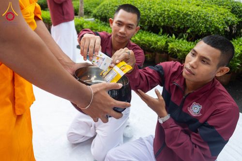 ภาพ No.351523:วันที่ 22 กันยายน พ.ศ. 2569  พิธีตักบาตรสามเณรธรรมทายาท โครงการบรรพชาพัฒนาคุณธรรม จริยธรรม  สำหรับนักเรียนนายสิบตำรวจ (นสต.) รุ่นที่ 16 ศูนย์ฝึกอบรมตำรวจภูธรภาค 1  ณ วัดพระพุทธบาทราชวรมหาวิหาร