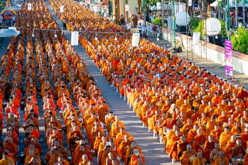 ภาพ No.311220:วันเสาร์ที่ 28 กุมภาพันธ์ พ.ศ. 2569 พิธีตักบาตรพระมหากุศล 11,250 รูป เฉลิมฉลอง 1,250 ปีศรีธรรมราชเจดีย์ สู่มรดกโลก ณ ถนนราชดำเนิน บริเวณหน้าวัดพระมหาธาตุวรมหาวิหาร อ.เมือง จ.นครศรีธรรมราช