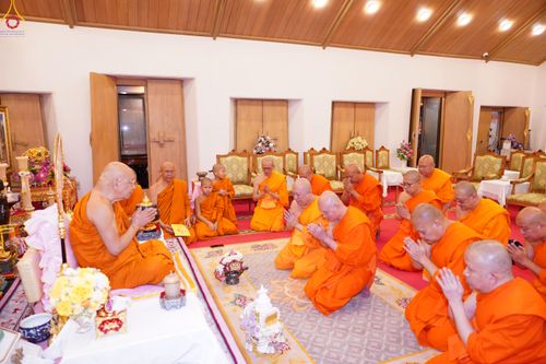 ภาพ No.286248:วันที่ 12 กรกฎาคม พศ.2568 (แรม 2 ค่ำ เดือน 8) พระภิกษุวัดพระธรรมกาย ทำวัตรพระผู้ใหญ่ เนื่องในวันเข้าพรรษา